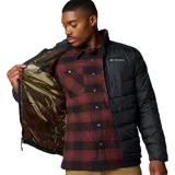 Campera acolchada de hombre con tecnología Omni-Heat Infinity y Omni-Shield, diseñada para ofrecer aislamiento térmico y resistencia al agua. Presenta cierre frontal completo, cuello alto con protección de barbilla, bolsillos laterales y en el pecho con cierre, y puños elásticos.
