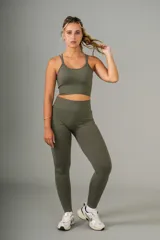 Legging deportivo de tiro alto en color verde militar, confeccionado en tejido elástico y compresivo que se ajusta al cuerpo.