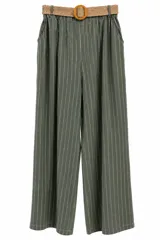 Pantalón verde seco de corte ancho y relajado, con patrón de rayas verticales sutiles. Cuenta con cintura elástica y viene acompañado de un cinturón trenzado en tono natural con hebilla circular de carey.