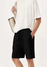 Bermuda deportiva gris con cintura elastizada y cordón de ajuste.