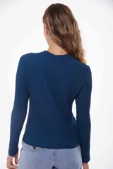 Top blanco de manga larga con textura.