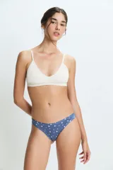 Bombacha tipo vedetina de color azul con estampado de corazones blancos pequeños. Confeccionada en poliamida y elastano con forro de algodón.