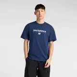 Remera de manga corta color azul marino con cuello redondo y estampado frontal con el texto "new balance ATHLETICS" y el logo de la marca en blanco.