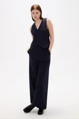 Pantalon de vestir azul marino, de corte ancho y tiro alto, con bolsillos laterales.