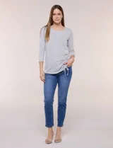 Remera gris melange de manga 3/4 con estampado de rayas finas, escote redondo y detalle de frunce lateral regulable con cordón ajustable.