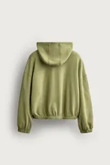 Cazadora relaxed fit de hombre, confeccionada en tejido estructurado tipo waffle con efecto lavado en color verde. Cuenta con cuello con capucha, cierre frontal con cremallera, bolsillos frontales tipo canguro y acabados elásticos en puños y bajo.
