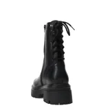 Botas de caña media color negro, con suela track de plataforma y taco cuadrado. Presentan un diseño acordonado en la parte posterior y cierre lateral.
