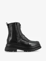 Bota de caña media confeccionada en cuero negro, con cierre frontal metálico y paneles elásticos laterales. Presenta una suela robusta tipo track con base dentada y tirador en la parte posterior.