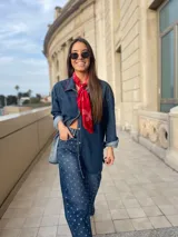 Sobrecamisa de jean azul con corte oversize.