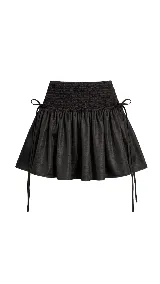 Minifalda negra de tafeta con cintura alta elastizada, diseño con volado y lazos laterales ajustables.