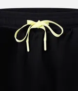 Bermuda deportiva masculina gris con cintura elástica, bolsillos laterales y cordón de ajuste.