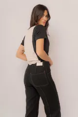 Pantalón de corte recto y tiro alto, confeccionado en lino de invierno. Presenta costuras a contratono que resaltan su diseño y bolsillos laterales amplios y funcionales.