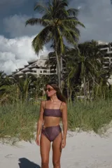 Bombacha de bikini tiro alto, modelo vedetina con hebilla decorativa de resina y forro.