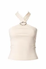 Top color crema con escote halter cruzado y detalle de argolla metálica plateada en el centro del cuello.