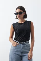 Top de tul negro con estampado aterciopelado con diseño de flores, de manga corta y cuello redondo, con ajuste al cuerpo.