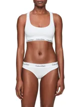 Bralette deportivo Calvin Klein color blanco, sin relleno ni forro, con espalda cruzada y banda elástica con logo de la marca.