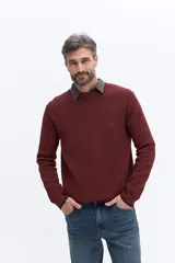 Sweater de punto color bordó con cuello redondo, manga larga y textura marcada. Presenta terminaciones acanaladas en puños y ruedo.