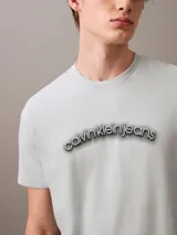 Remera celeste de algodón con logo "calvin klein jeans" estampado en el pecho con efecto 3D.