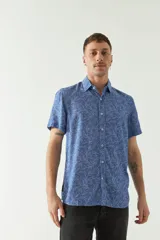 Camisa celeste estampada de manga corta con fit slim, cartera abotonada y logo bordado.