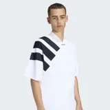 Remera Adidas de estilo retro inspirada en los años 90, con corte holgado y cuello en pico. Presenta un diseño blanco con tres franjas negras diagonales sobre el hombro derecho y logo de la marca bordado en el centro del pecho.