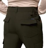 Pantalón cargo de corte recto en color verde oliva, confeccionado en tejido elástico con tecnología Omni-Shield que repele la humedad y las manchas. Cuenta con múltiples bolsillos laterales con cierre a presión, bolsillos de seguridad con cremallera, bolsillos traseros, presilla utilitaria en la cintura y trabillas para cinturón.