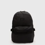 Mochila urbana de diseño minimalista en color negro, con compartimento principal amplio, bolsillo frontal con cierre y correas laterales ajustables. Incluye un parche con logo en la parte superior.