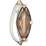 Cartera tipo hobo de la marca Guess, color beige con detalles en negro. Presenta un diseño compacto con cierre superior, correa de hombro con eslabones metálicos dorados y un detalle central con el logo de la marca en dorado.