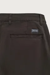 Pantalón chino skinny fit color gris oscuro, confeccionado en mezcla de algodón con elasticidad. Cuenta con bolsillos frontales, bolsillos traseros de vivo y cierre frontal con cremallera y botón.