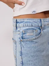 Jean de corte recto y tiro alto, confeccionado en denim azul clásico con costuras en contraste.