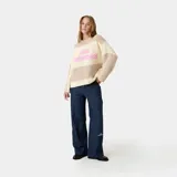 Suéter de punto oversize en bloques de color beige y crema, con diseño a rayas horizontales y el logo de la marca bordado en relieve de color rosa en el pecho.