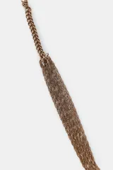Collar largo de doble cadena metálica en tono bronce, compuesto por una cadena superior de eslabones circulares y una cadena inferior formada por múltiples hilos finos entrelazados.