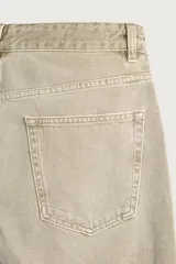 Pantalón de jean estilo straight fit, de corte recto y tiro medio, con efecto lavado en color gris oscuro. Cuenta con diseño clásico de cinco bolsillos y cierre frontal con botones.