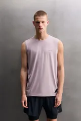 Musculosa de entrenamiento Zara Athleticz, confeccionada en tejido técnico ligero y elástico con zonas perforadas para mayor transpirabilidad. Presenta cuello redondo, corte regular fit y detalle de logo estampado en el pecho y el ruedo.