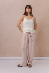Pantalón amplio de pierna recta en color rosado, confeccionado en tela liviana con caída fluida. Cuenta con cintura elastizada, cordón de ajuste en contraste y bolsillos laterales.