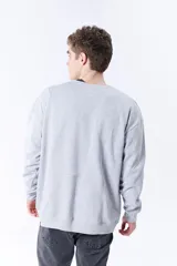 Buzo deportivo gris melange de corte clásico con cuello redondo y mangas largas.