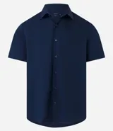 Camisa de manga corta con cuello inglés y cierre frontal abotonado, confeccionada en una mezcla de fibras de bambú, viscosa, poliéster y elastano. Presenta un diseño liso y entallado.