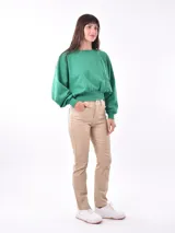 Pantalon de corte recto y tiro alto, confeccionado en material sintético con acabado tipo cuero en color beige. Presenta diseño clásico de cinco bolsillos, cierre frontal con botón y costuras reforzadas.