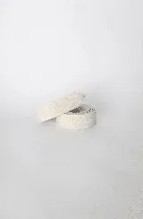 Cinturón de cuero color camel, tipo lazo simple, sin costuras ni agujeros, con punta afilada.