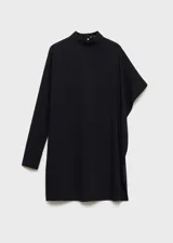 Vestido corto negro de tejido fluido con diseño evasé, cuello alto y mangas cortas asimétricas con volantes.