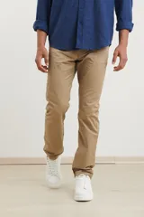 Pantalón chino color verde, de corte recto y tiro medio, con bolsillos laterales y traseros.