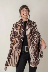 Pañuelo rectangular de viscosa con estampado animal print combinado: leopardo, cebra y jirafa.