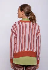 Sweater de tejido de punto con textura de ondas multicolores en relieve, color rosa, naranja y marrón.