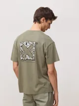 Camiseta verde militar de algodón orgánico, de corte oversize, con estampa en la espalda.