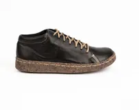 Zapatilla de cuero color chocolate oscuro, con cordones en tono beige y suela cosida con textura moteada.