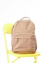 Mochila Rusty de nylon con acabado arrugado, color marrón. Cuenta con un compartimento principal con cierre, un bolsillo frontal con cierre y un compartimento interior para laptop.