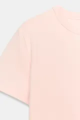 Remera de punto elástico y flexible, color rosado, con cuello redondo y mangas cortas de corte regular.