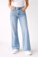 Pantalón jean de corte recto y tiro alto, con diseño clásico de cinco bolsillos y cierre frontal con botón y cremallera.