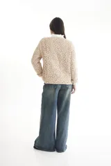 Sweater negro de tejido crochet con mangas largas y cuello redondo.