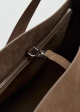 Bolso tipo shopper de gamuza marrón, con doble asa de hombro y diseño estructurado de líneas limpias.