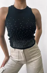 Musculosa de morley con strass, sin mangas y cuello redondo.